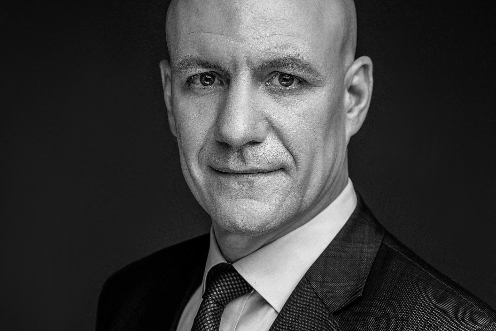 비즈니스용 프로필 사진에서 표정이 전달하는 메시지